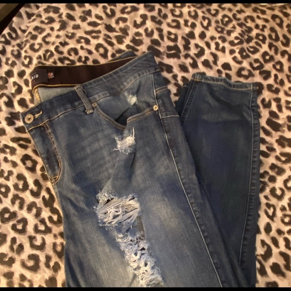 TORRID distressed bombshell skinnies - Picture 3 of 6